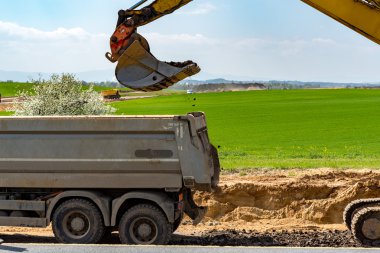İnşaat alanında çalışan kazıcı