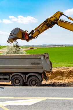 İnşaat alanında çalışan kazıcı