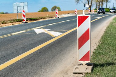 Uyarı işareti yolu üzerinde