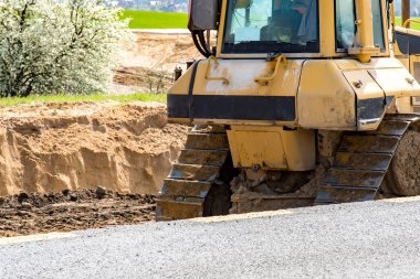 İnşaat sitesinde çalışan buldozer