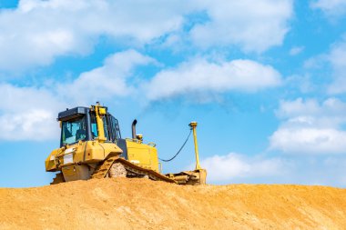 İnşaat sitesinde çalışan buldozer
