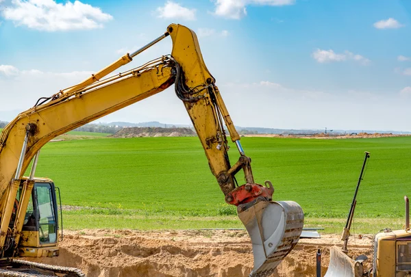Excavadora que trabaja en el sitio de construcción — Foto de Stock