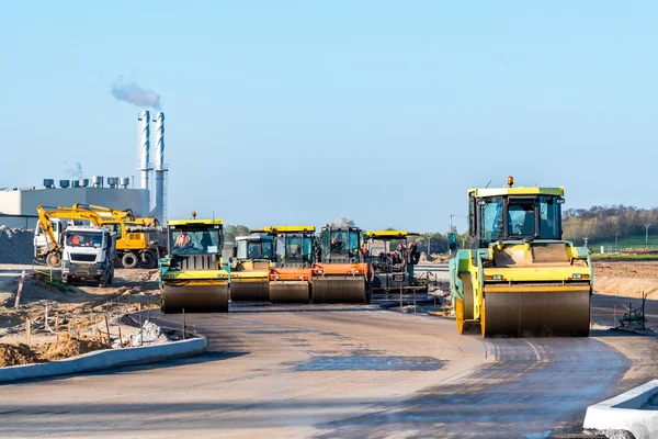 Rodillos de carretera que trabajan en la obra — Foto de Stock