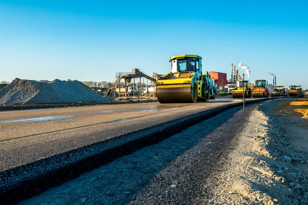 Vägvältar arbetar på byggarbetsplatsen — Stockfoto