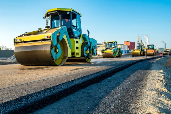 Rodillos de carretera que trabajan en la obra — Foto de Stock