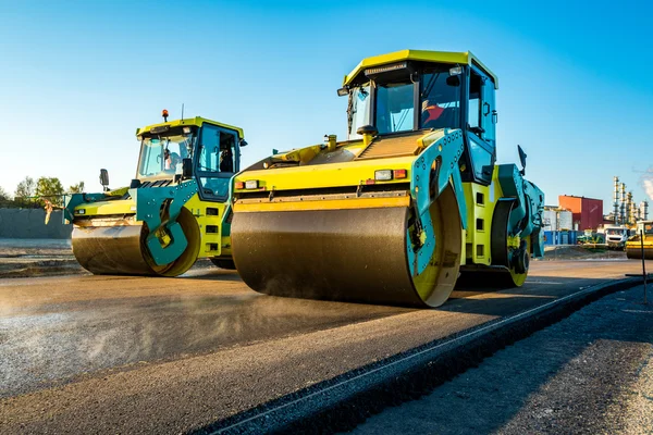 Rodillos de carretera que trabajan en la obra — Foto de Stock