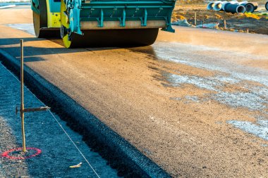İnşaat sitesinde çalışan yol silindiri