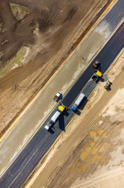 Yol Silindirler inşaat site havadan görünümü üzerinde çalışma