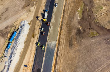 Yol Silindirler inşaat site havadan görünümü üzerinde çalışma