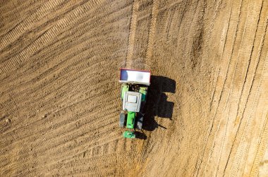 Traktör gübre sahada püskürtme