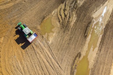Traktör gübre sahada püskürtme