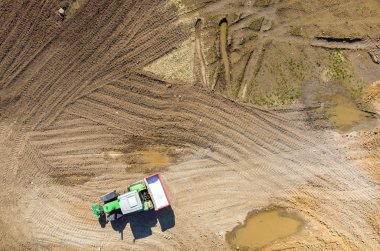 Traktör gübre sahada püskürtme