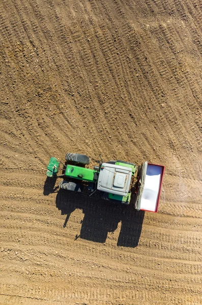 Traktör gübre sahada püskürtme — Stok fotoğraf