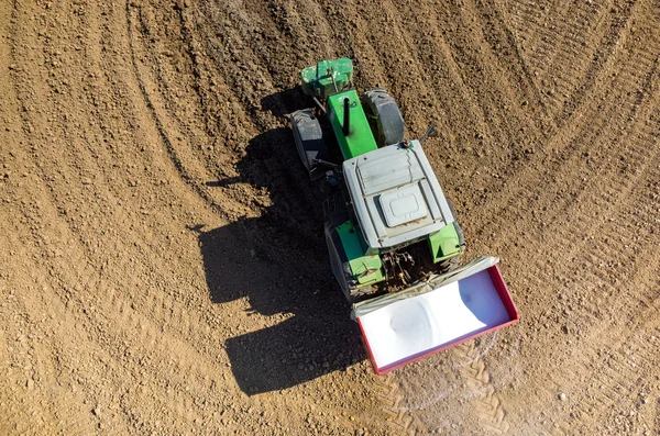 Traktör gübre sahada püskürtme — Stok fotoğraf