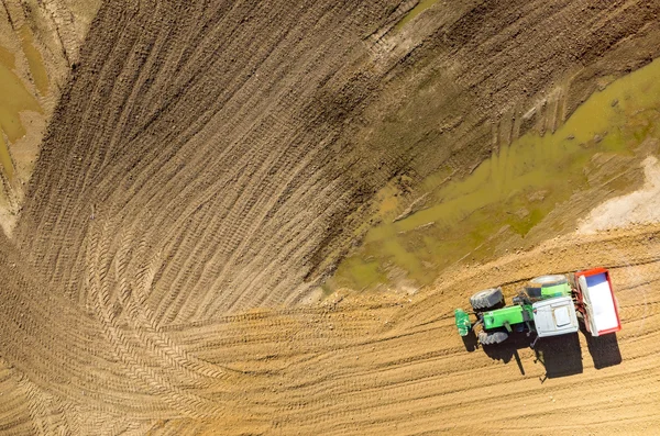 Trator pulverizando os fertilizantes no campo — Fotografia de Stock