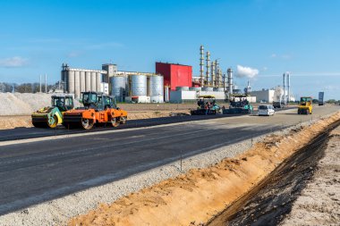 İnşaat sitesinde çalışan yol silindirleri