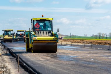 İnşaat sitesinde çalışan yol silindirleri