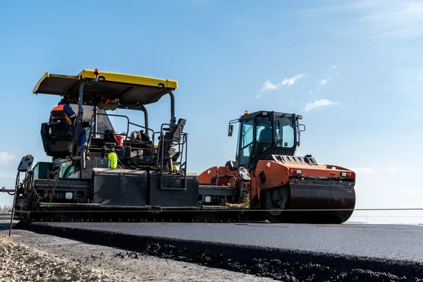 İnşaat sitesinde çalışan yol silindirleri