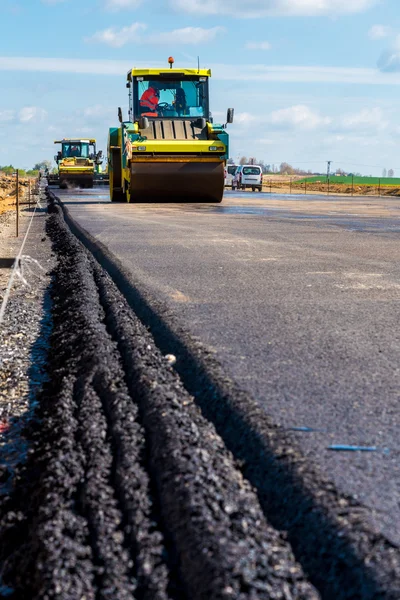 Rodillos de carretera que trabajan en la obra — Foto de Stock