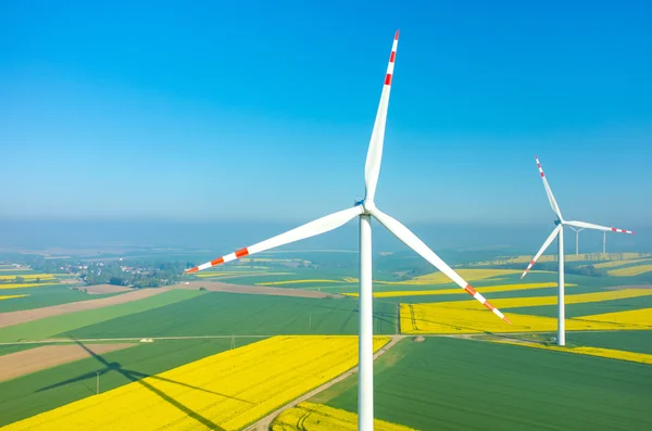 Molinos de viento en el campo — Foto de Stock