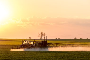Makine püskürtme yukarıda günbatımı