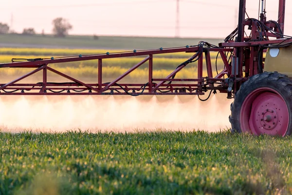 Spuitmachine op het veld — Stockfoto