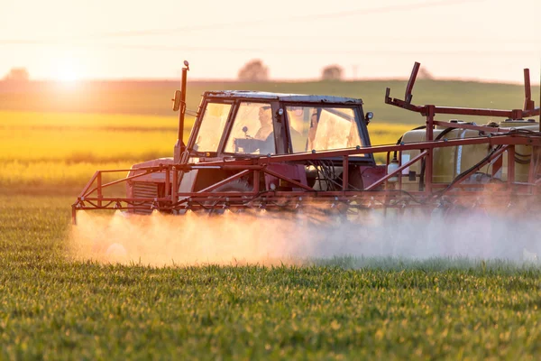 Sonnenuntergang über der Sprühmaschine — Stockfoto