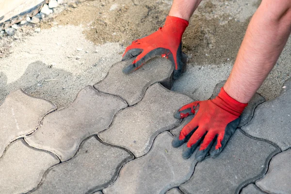 L'operaio posiziona i mattoni sul patio — Foto Stock