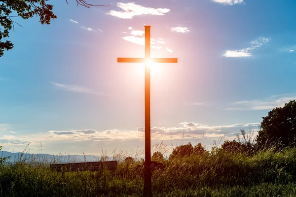 Por do sol sobre a cruz — Fotografia de Stock