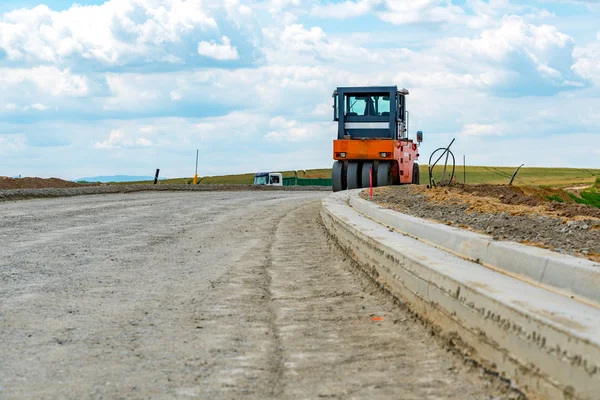 Rodillo de carretera construyendo la nueva carretera — Foto de Stock