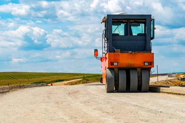 Rodillo de carretera construyendo la nueva carretera — Foto de Stock