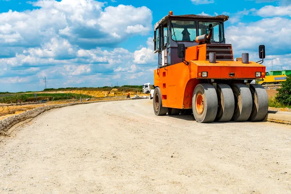 Rouleau routier construisant la nouvelle route — Photo