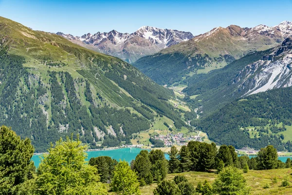 Vue aérienne sur la ville Alpes — Photo