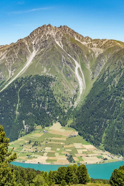 Vue aérienne sur la ville Alpes — Photo