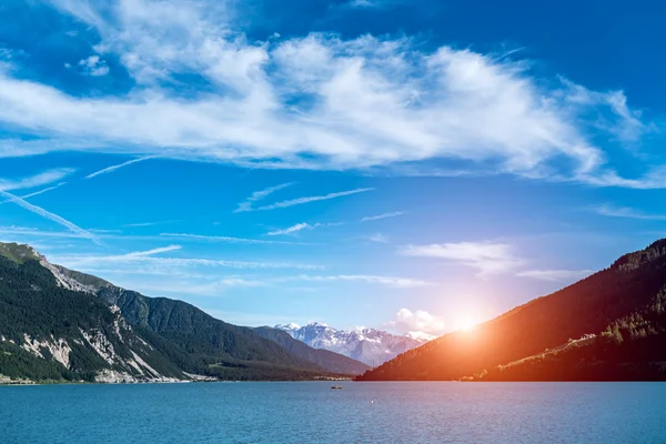 Pôr do sol acima do lago nas montanhas Áustria — Fotografia de Stock