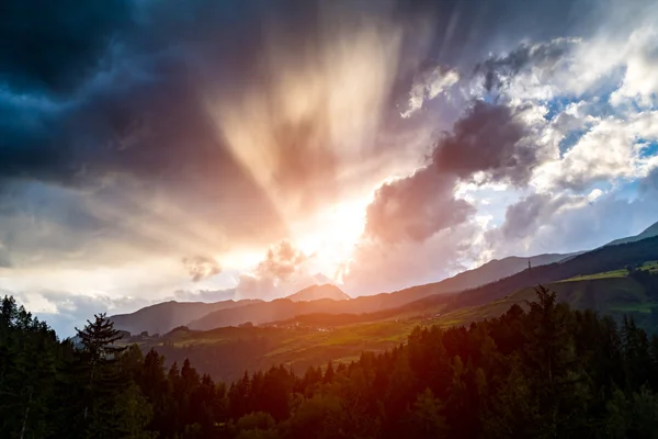 ดวงอาทิตย์ตกที่งดงามในภูเขา — ภาพถ่ายสต็อก