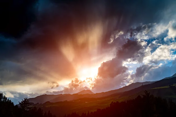 Spectacular sunset in mountains — Stock Photo, Image