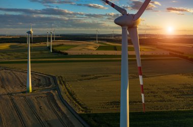 Günbatımı yel değirmenleri sahada yukarıda