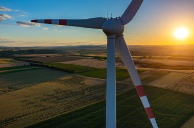 Günbatımı yel değirmenleri sahada yukarıda