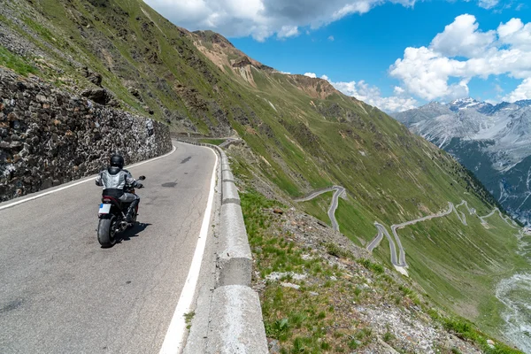 Moto en Passo Stelvio — Foto de Stock