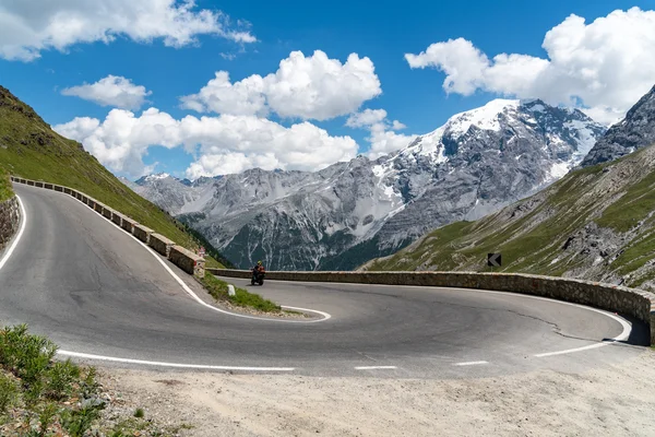 Motorrad auf dem Passo stelvio — Stockfoto