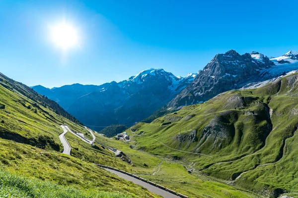 Naplemente feletti hegyek Alps Passo Stelvio térképén — Stock Fotó