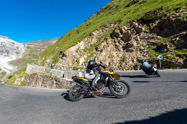 Motorrad auf dem Passo stelvio — Stockfoto