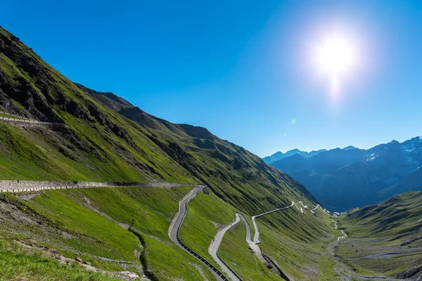 Pôr do sol acima das montanhas Alpes Passo Stelvio — Fotografia de Stock