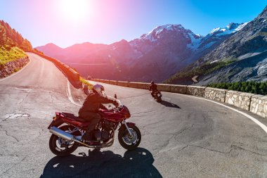 Günbatımı motosiklet Passo Stelvio üzerinde yukarıda