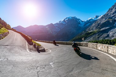 Günbatımı motosiklet Passo Stelvio üzerinde yukarıda
