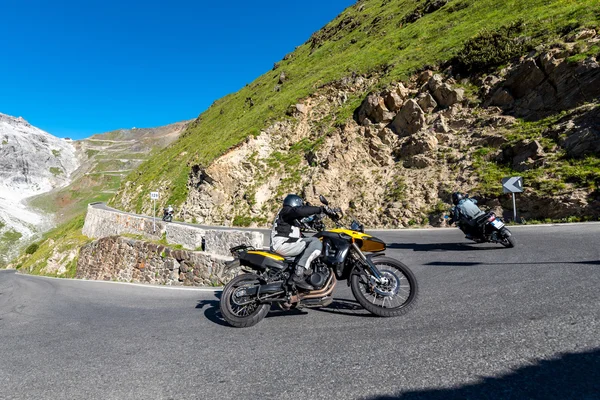 Мотоцикл на Пассо Stelvio — стокове фото