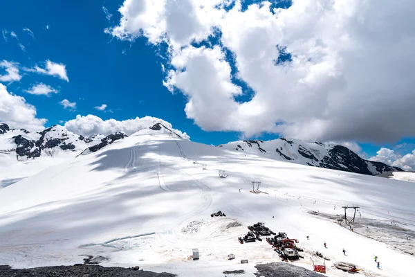 在高的阿尔卑斯山的滑雪站 — 图库照片