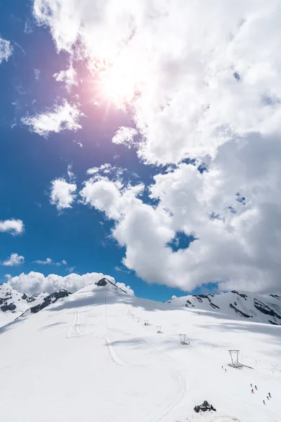 Pôr do sol acima da estação de esqui em altos Alpes — Fotografia de Stock