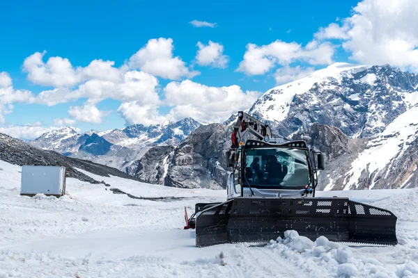 除雪机在高的阿尔卑斯山奥地利 — 图库照片